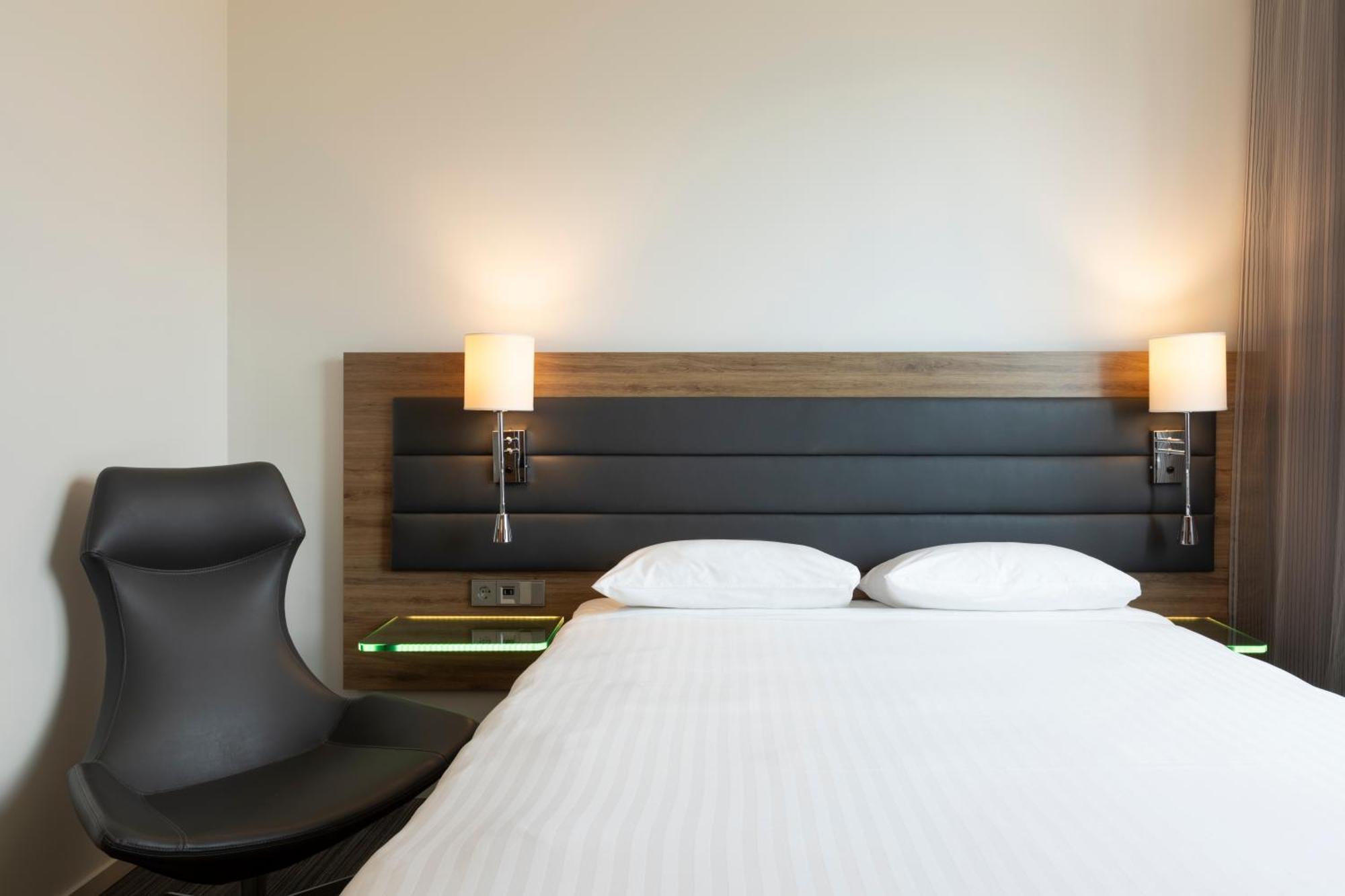 Готель Moxy Edinburgh Airport Інґлістен Екстер'єр фото