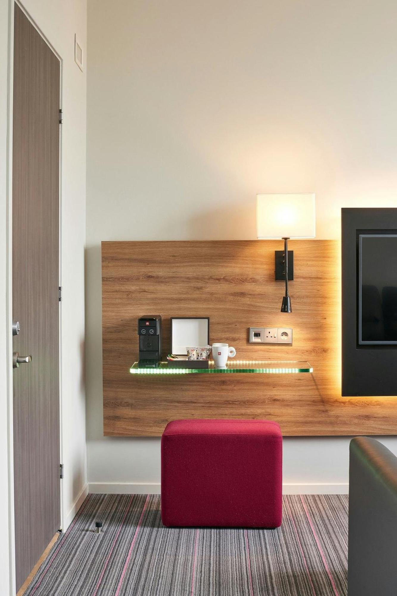 Готель Moxy Edinburgh Airport Інґлістен Екстер'єр фото