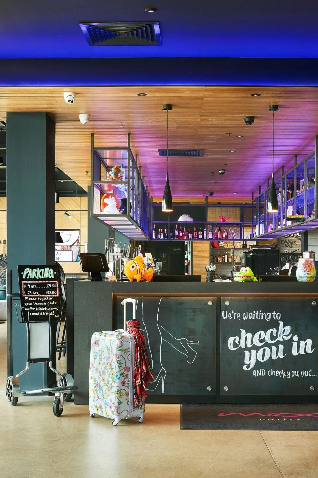 Готель Moxy Edinburgh Airport Інґлістен Екстер'єр фото