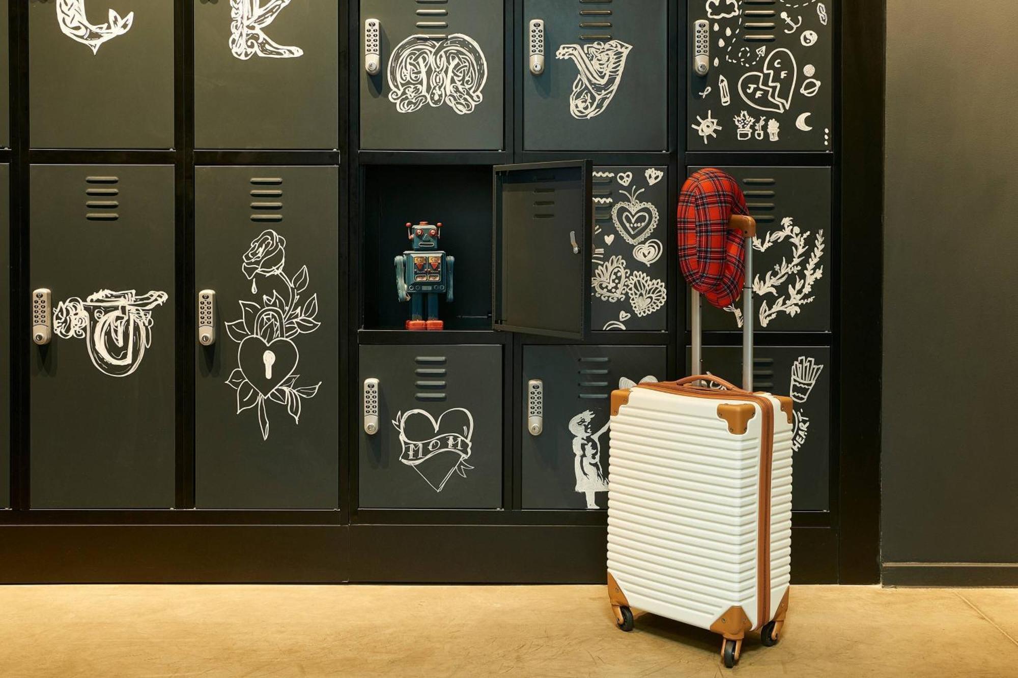 Готель Moxy Edinburgh Airport Інґлістен Екстер'єр фото