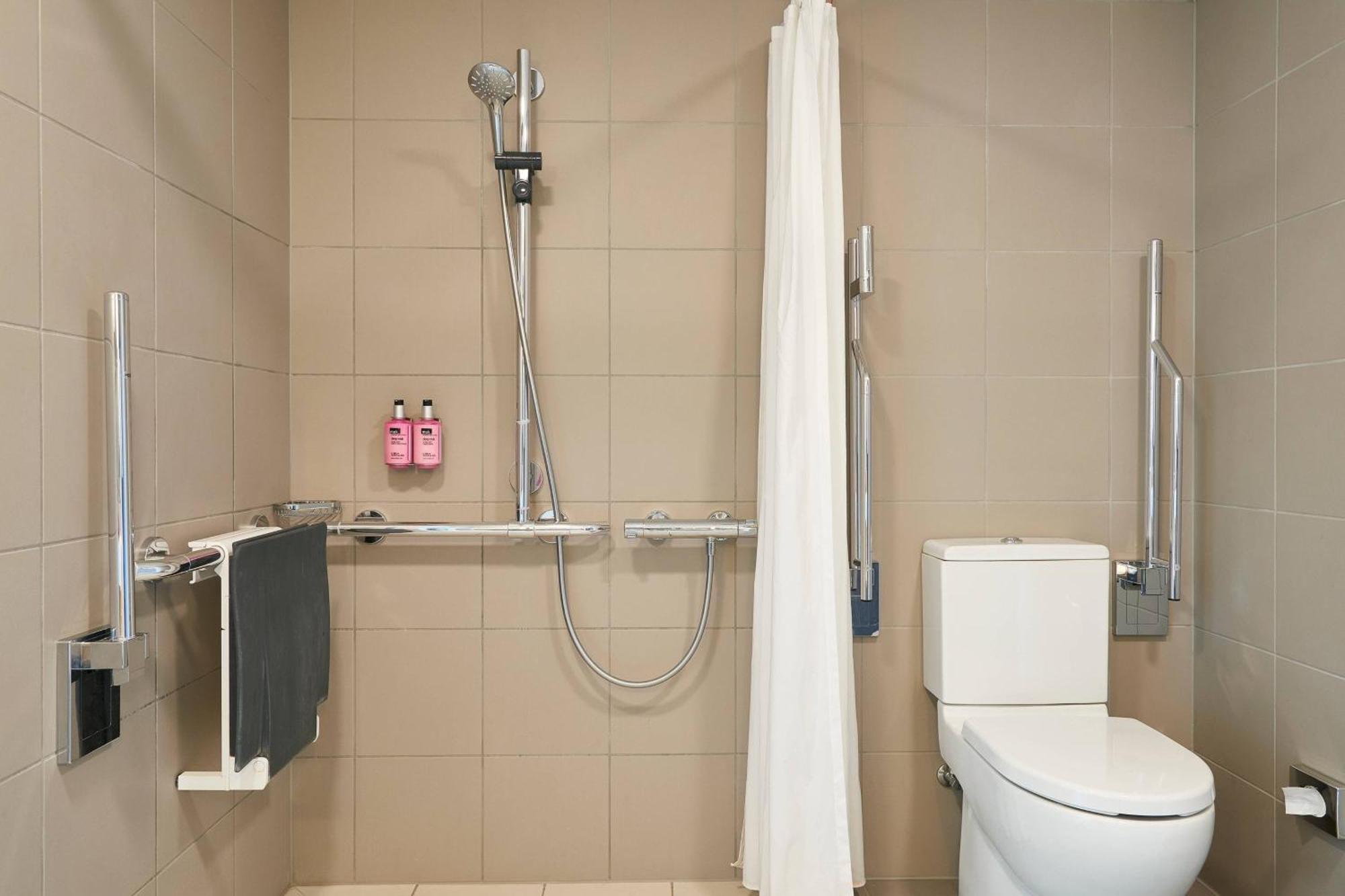 Готель Moxy Edinburgh Airport Інґлістен Екстер'єр фото