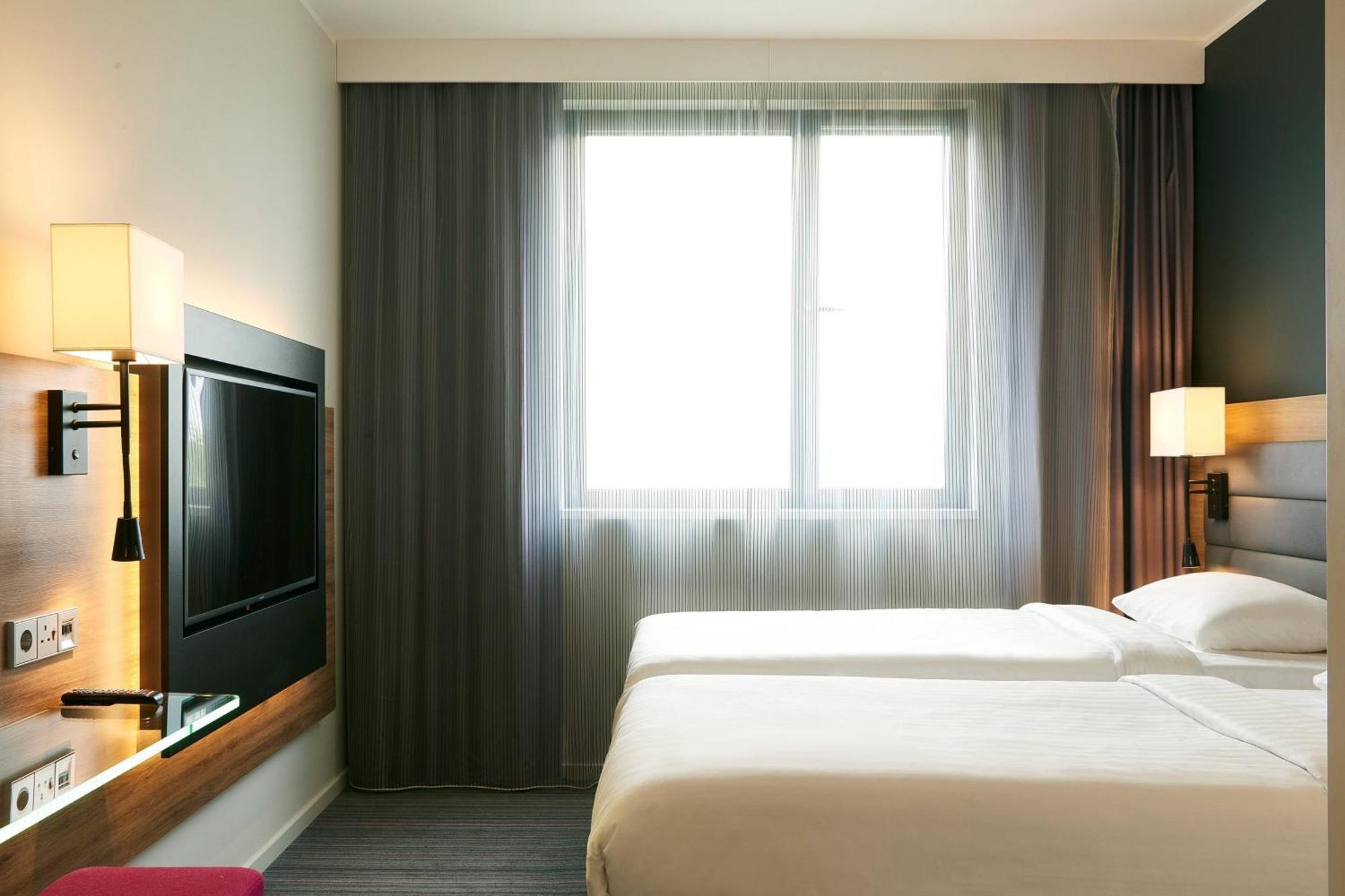 Готель Moxy Edinburgh Airport Інґлістен Екстер'єр фото