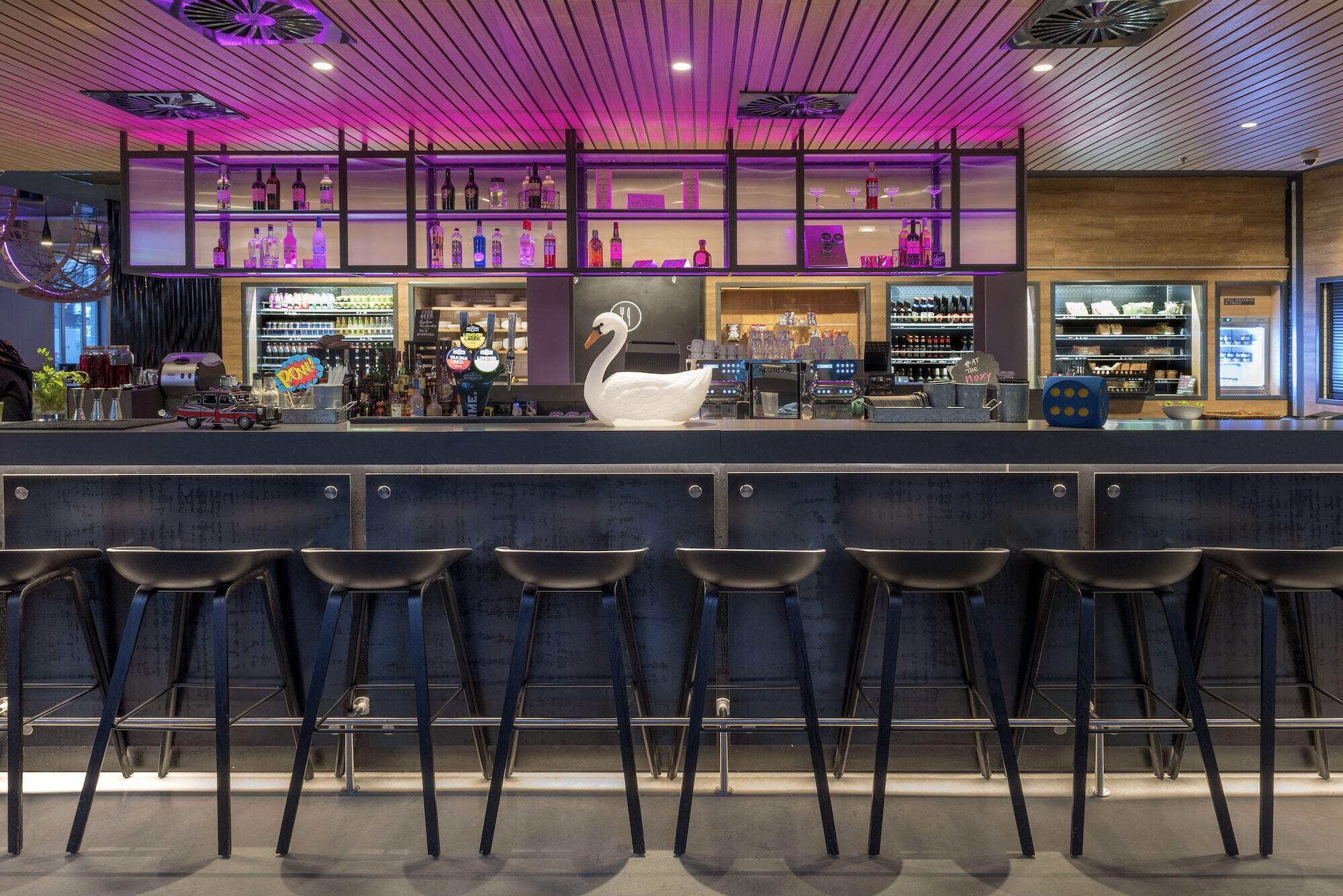 Готель Moxy Edinburgh Airport Інґлістен Екстер'єр фото